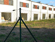 Montáž plotu z čtyřhranného poplastovaného zeleného pletiva bez ND - Zbůch Montáž čtyřhranného klasického zeleného poplastovaného pletiva bez zapleteného napínacího drátu - Zbůch